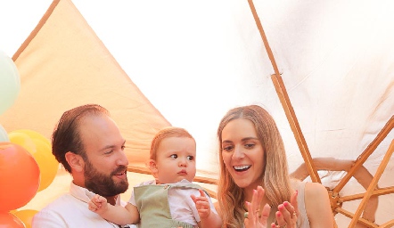  Armando Cosío y Paola Torre con Franco CosÍo.