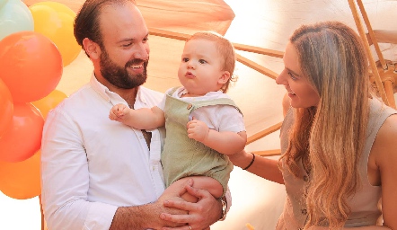  Armando Cosío y Paola Torre con Franco CosÍo.