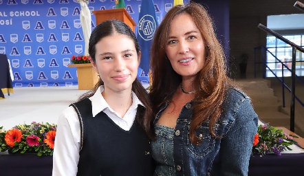  Paulina Quiroz y Valeria González.