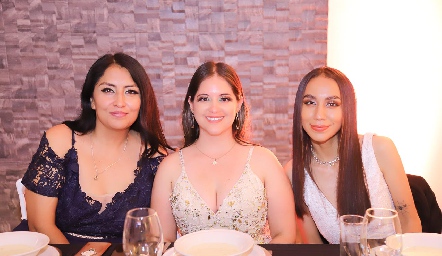  Alexandra Tobías, Carmen Silos y Maqui Cárdenas.
