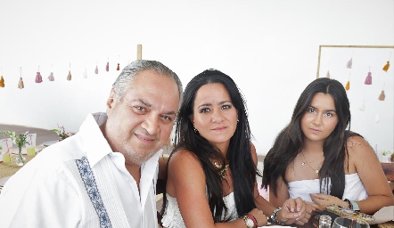  Rafael Aguilar, Sindhya Gutiérrez y Valentina Aguilar.