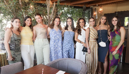  Dani con sus hijas Camila y Sofía y sus amigas.