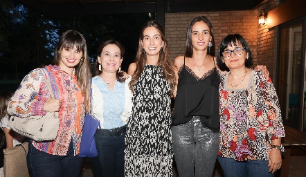  Daniela Robles, Claudia Robles, Lorena Andrés, Melissa Andrés y María Elena Espinoza.