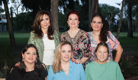  Martha María y María Elena Abud, María Fernanda, Alejandra y María Elena León Abud y Juliet Sainz Abud.