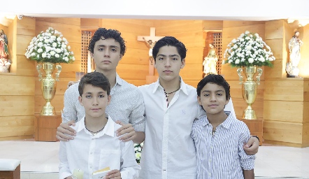  Juan Carlos con sus primos.