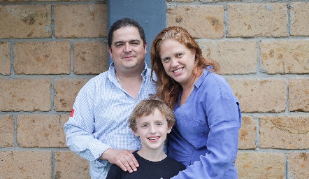  Eduardo Gouyonnet y Elisa Vilet con su hijo Eduardo.