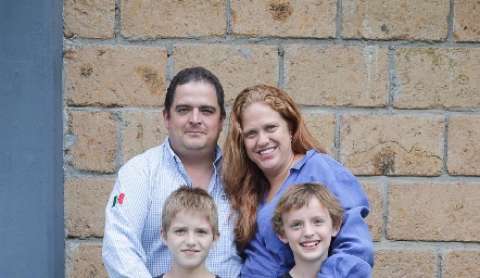  Eduardo Gouyonnet y Elisa Vilet con sus hijos Alejandro y Eduardo.