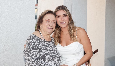  Lupita Aguirre con su nieta Mayra Díaz de León.