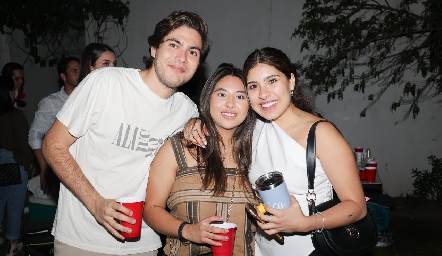  Jorge, Mafer Alfaro y Daniela.