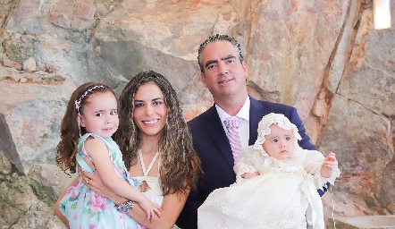  Giselle Stahl y Fernando Güemes con sus hijas Loretta y Regina.