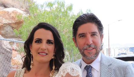 Sandra Villasuso y Mario Mercado con su ahijada Regina.