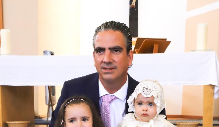  Fernando Güemes con sus hijas Loretta y Regina.