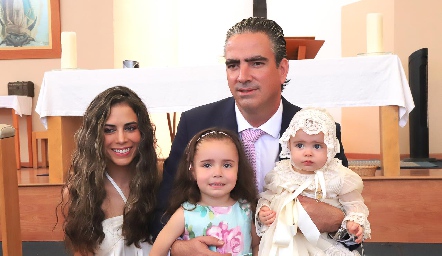  Giselle Stahl y Fernando Güemes con sus hijas Loretta y Regina.