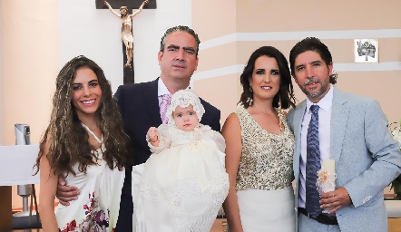  Giselle Stahl, Fernando Güemes, Sandra Villasuso y Mario Mercado con Regina.