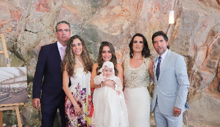  Regina con sus papás y padrinos.