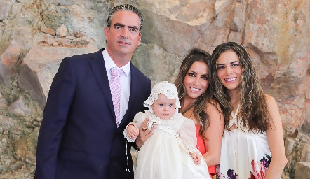  Fernando Güemes, Leticia y Giselle Stahl con Regina.