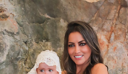  Regina Güemes con su madrina Leticia Stahl.