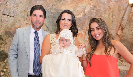  Mario Mercado, Sandra Villasuso y Leticia Stahl con su ahijada Regina.