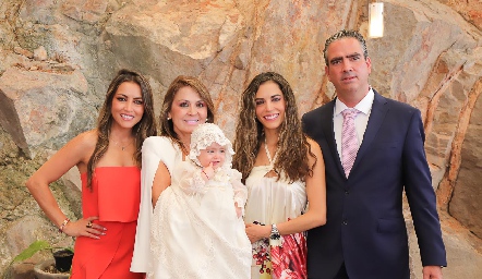  Leticia Stahl, Leticia Medina, Giselle Stahl y Fernando Güemes con Regina.