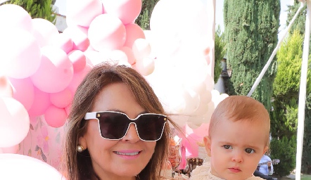  Leticia Medina con su nieta Regina Güemes.