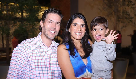  Paco Dauajare y Adriana Torres con su hijo Santi.
