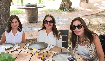  Lucía Escobedo, Gabriela Payán y Cristina Chevaile.