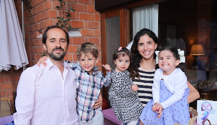  Guillermo Romo y Alejandra Torres con sus hijos Guillermo, Paula y Nerea.