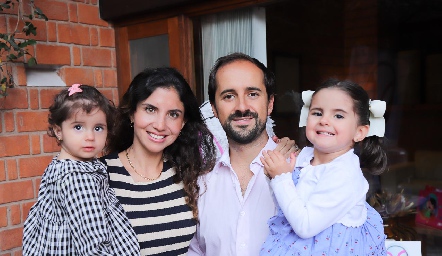  PauAlejandra Torres y Guillermo Romo con sus hijas Paula y Nerea.