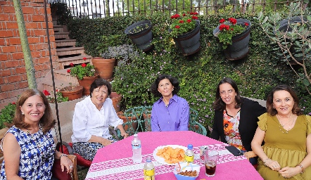  Lucía Gómez, Elsy Díaz de León, Adriana Díaz de León, Teté Romo y Lupita López.
