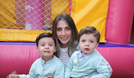  Ange Padrón con sus hijos Rodrigo y Ricardo Carlos.