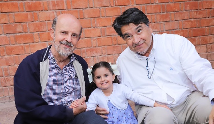  Nerea con sus abuelos, Guillermo Romo y Jesús Torres.