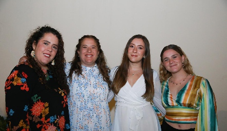  Rocío, Pilar, Sofía y Fernanda Loperena.