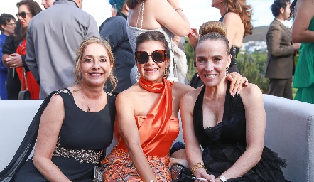  Patricia Gaviño de Gómez, Patricia Silos y Tutupe Palau.
