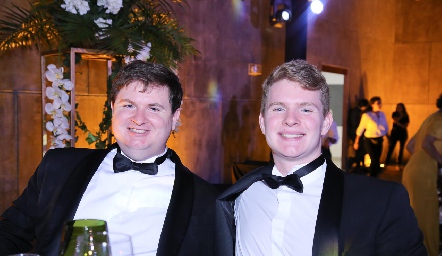  Los hermanos de la novia.