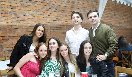  Renata Fernández, Ale Ocaña, Emilia Meade, Danna Fernández, Federica Meade, Diego y Andrés Meade.