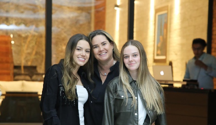  Daniela Benavente con sus hijas Renata y Danna Fernández.