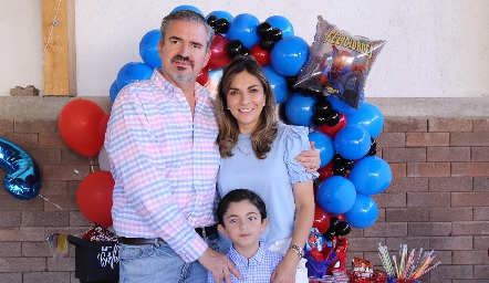  Mario Güemes y Alejandra Dip con su hijo Alejandro.