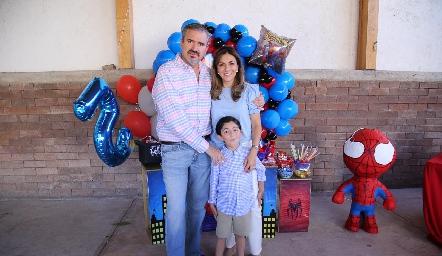  Mario Güemes y Alejandra Dip con su hijo Alejandro.
