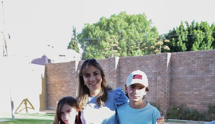  Alejandra Dip con sus hijos, Paulina, Alejandro y Mario Güemes.