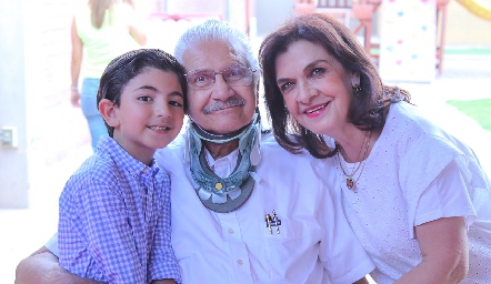  Salim Dip y Rosa Elena Velasco con su nieto Alejandro Güemes.