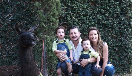  Horacio Lizaola y Paola Celis con sus hijos Paolo y Bosco.
