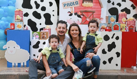  Horacio Lizaola y Paola Celis con sus hijos Paolo y Bosco.