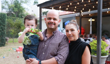  Paolo con sus padrinos Gonzalo y Rocío Rubio.