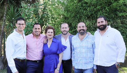  Blanca Dip con sus hijos Alberto, Rafael, Armando, Ricardo y Carlos Trujillo.