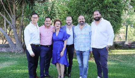  Blanca Dip con sus hijos Alberto, Rafael, Armando, Ricardo y Carlos.