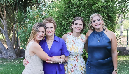  Blanca Dip, con sus nueras Alejandra Gutiérrez, Gabriela Flores y Carla Verástegui .