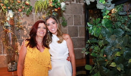  Adriana Muñoz con su mamá Adriana Ortiz.