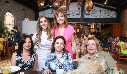  Adriana Muñoz, Charo, Lucía Estrada, Claudia Robles y Luz Elena Solana.
