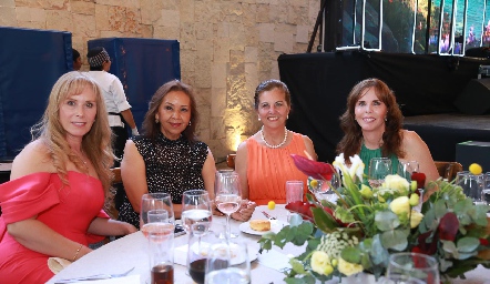  Linda Castillo, Ofelia, Lucía Gómez y Claudia Castro.