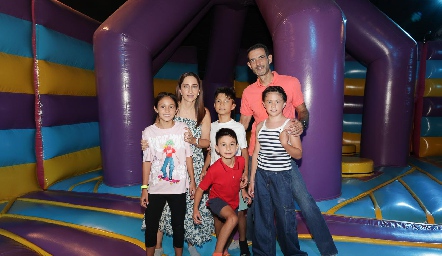  Genoveva Flores y René Hernández con sus hijos Marijó, Diego y Emilia con Patricio Hernández.
